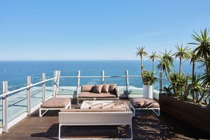 Sviitti, 1 suuri parisänky, terassi | Ylelliset vuodevaatteet, untuvapeitot, pillowtop-patjalliset sängyt