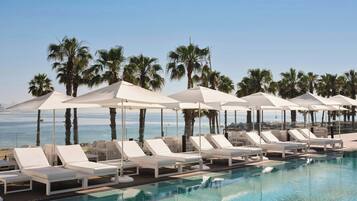 Een binnenzwembad en een seizoensgebonden buitenzwembad