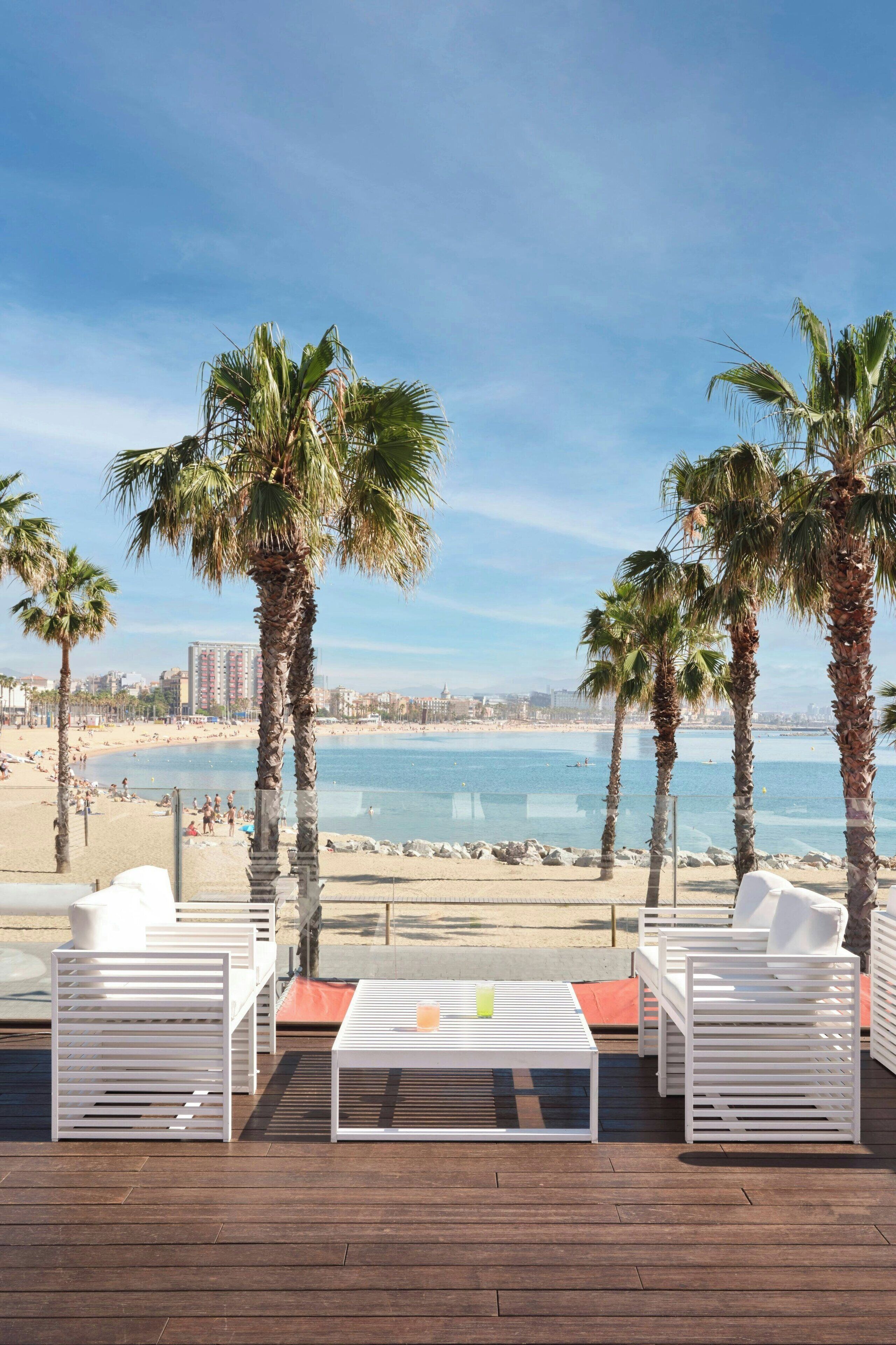 poolside views, serves lunch and dinner