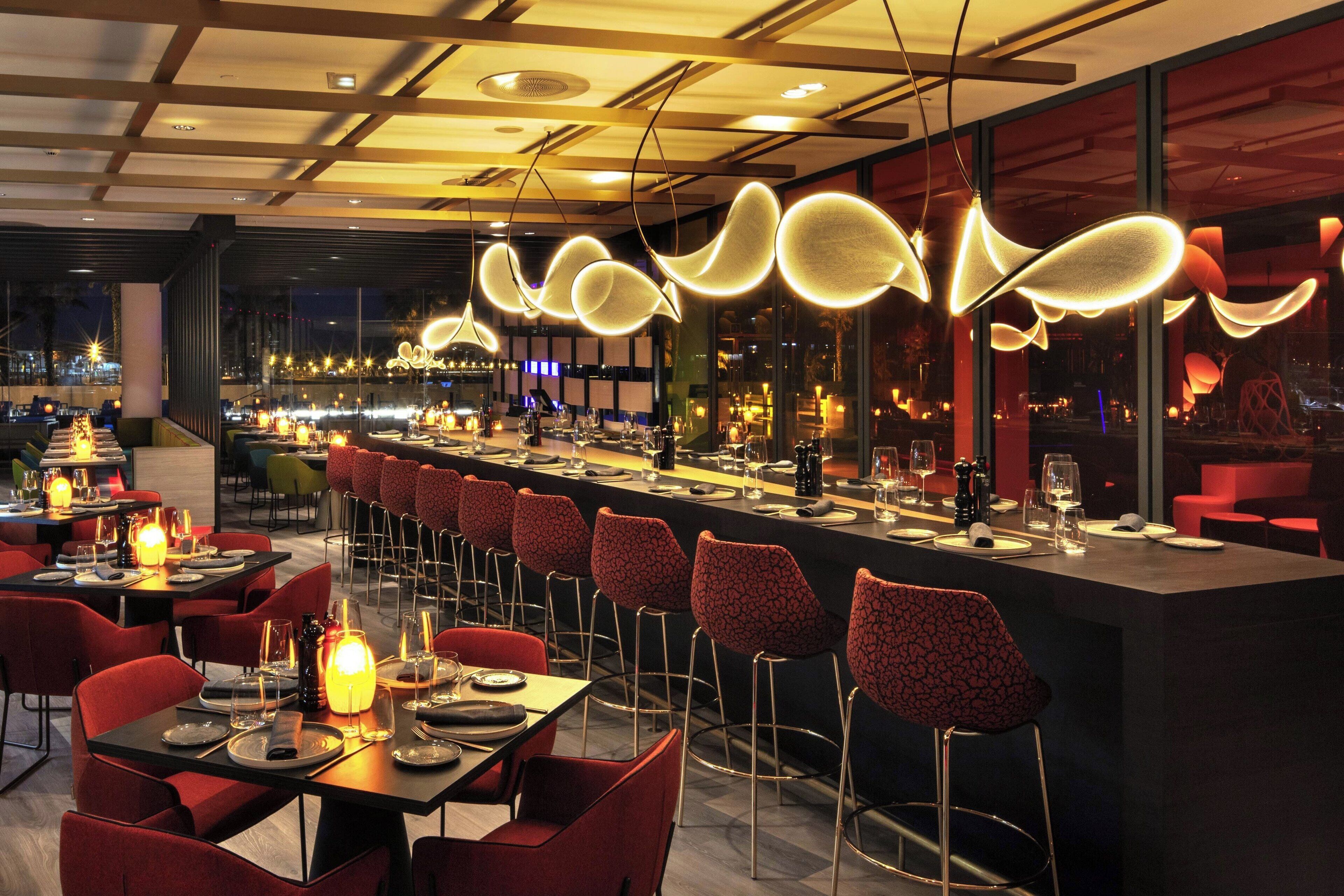 4 restaurantes; se sirven almuerzos y cenas
