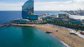 Ubicación a pie de playa, tumbonas, sombrillas y toallas de playa