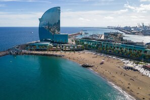 On the beach, sun loungers, beach umbrellas, beach towels - W Barcelona (Barcelona)