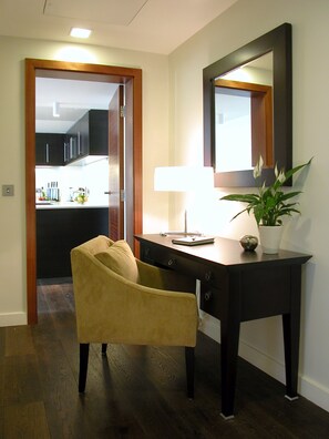 TV màn hình phẳng, đầu đĩa DVD, iPod dock