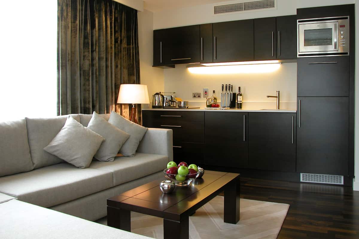 Escritorio, cortinas blackout, tabla de planchar con plancha y cunas