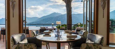 Petit déjeuner et dßner servis sur place, vue sur la mer