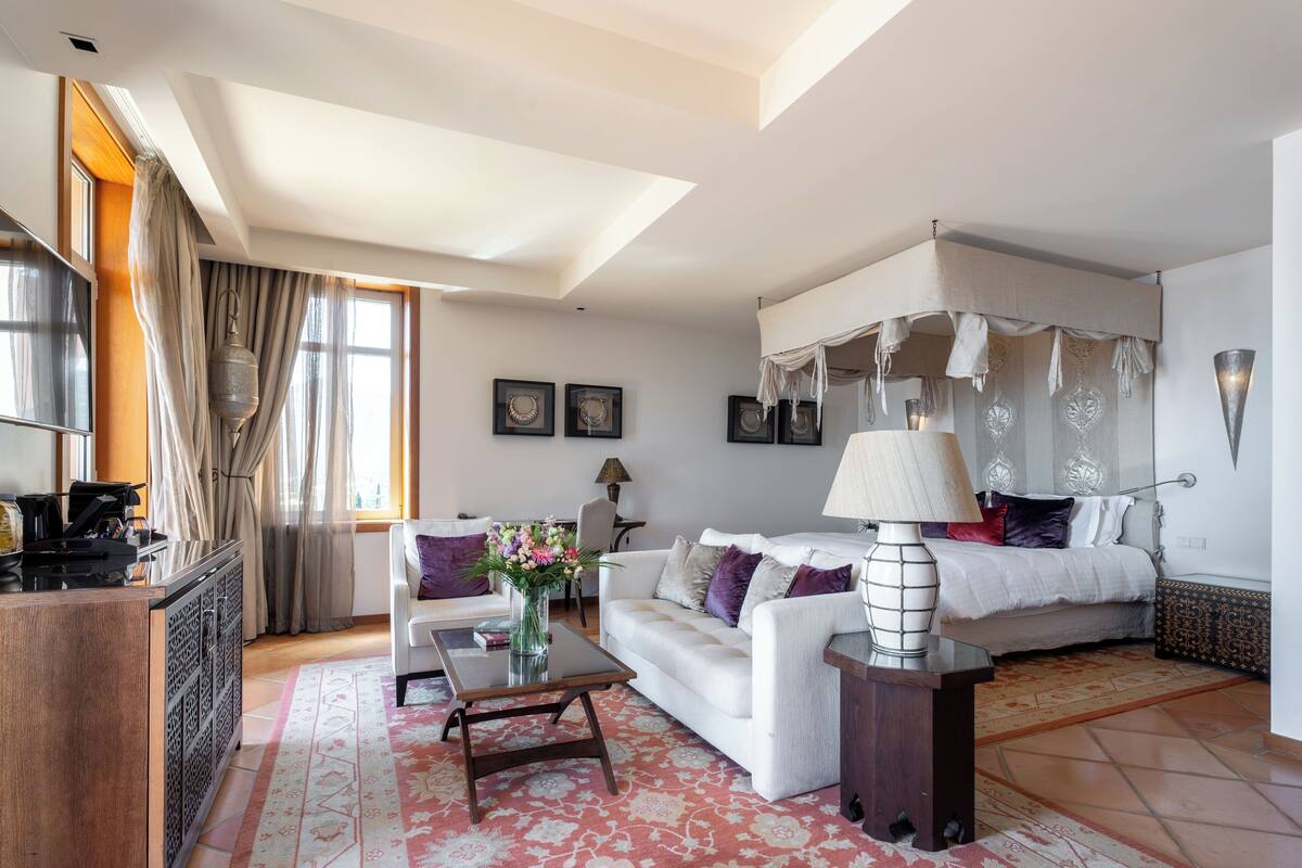 Suite junior, vista al mar | Ropa de cama de alta calidad y minibar
