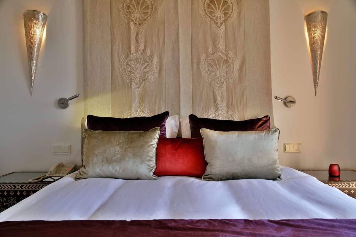 Habitación superior | Ropa de cama de alta calidad y minibar