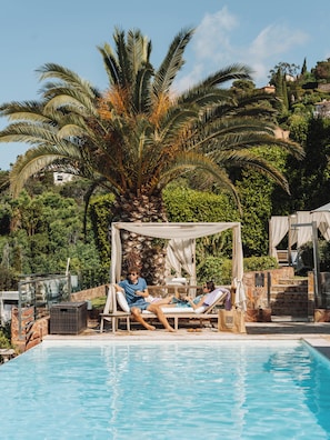 Outdoor pool, pool umbrellas, sun loungers - Tiara Yaktsa Côte d'Azur (Theoule-sur-Mer)