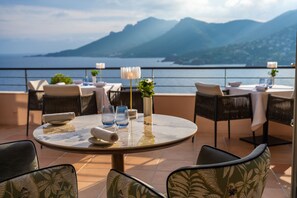 Breakfast and dinner served, ocean views - Tiara Yaktsa Côte d'Azur (Theoule-sur-Mer)