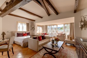 Suite – junior, sjøutsikt (Junior Suite Rooftop,vue mer) | Sengetøy av topp kvalitet, minibar, safe på rommet og skrivebord