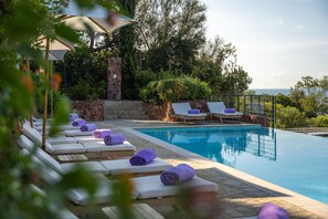 Outdoor pool, pool umbrellas, sun loungers - Tiara Yaktsa Côte d'Azur (Theoule-sur-Mer)