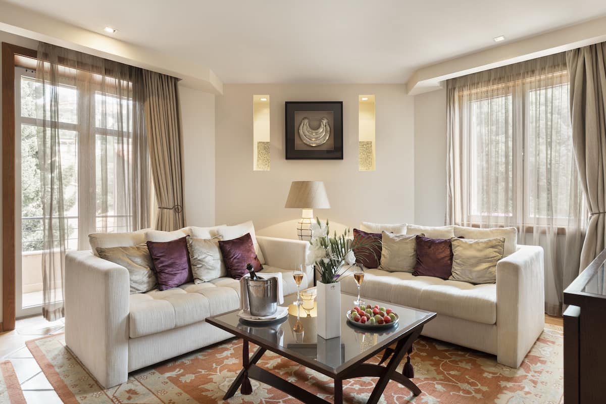 Suite junior, vista al jardín | Ropa de cama de alta calidad y minibar