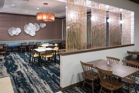 Fairfield Inn Suites by Marriott Orlando at SeaWorld - Image 18