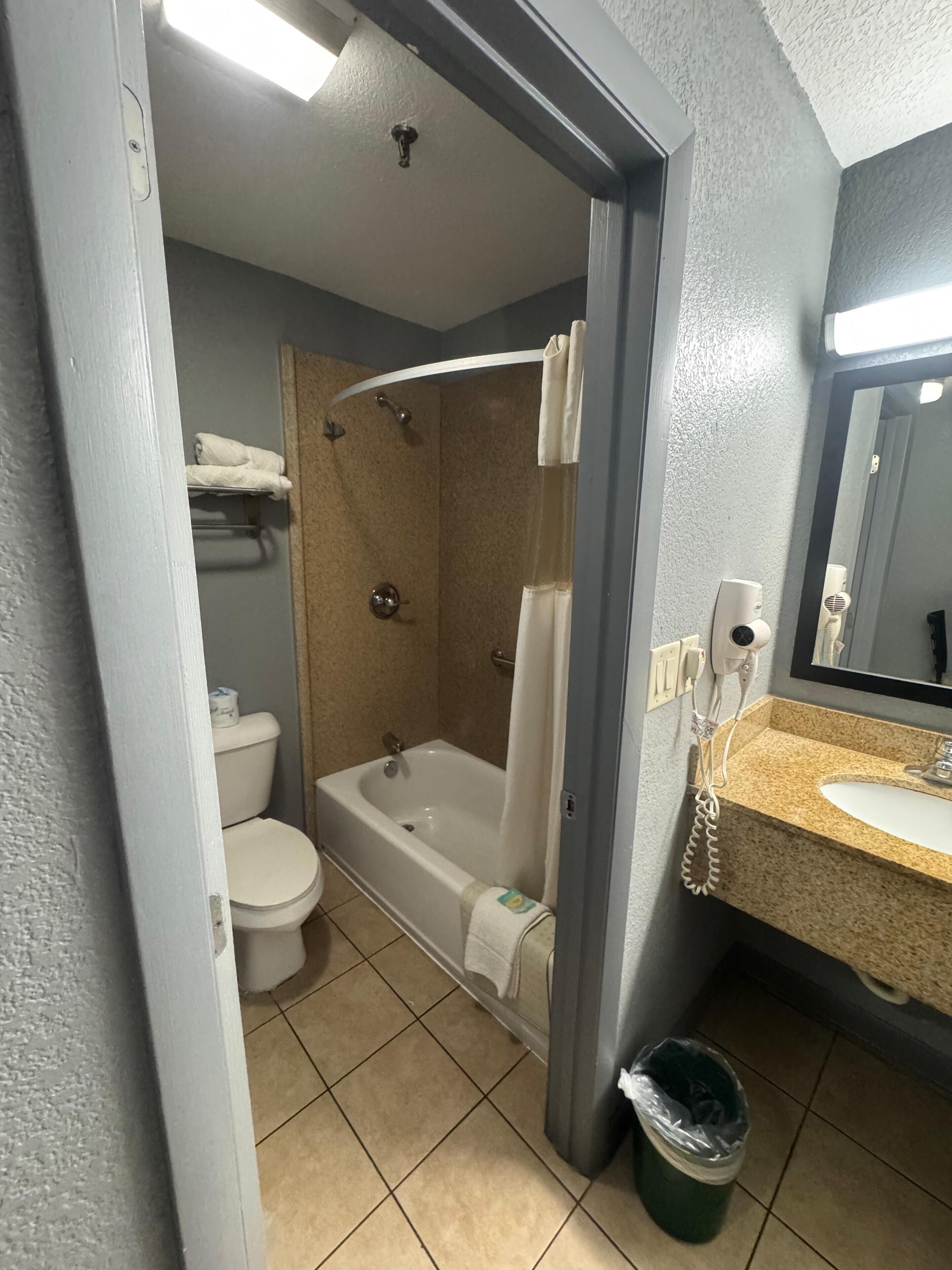 Combined shower/bathtub, hair dryer, towels