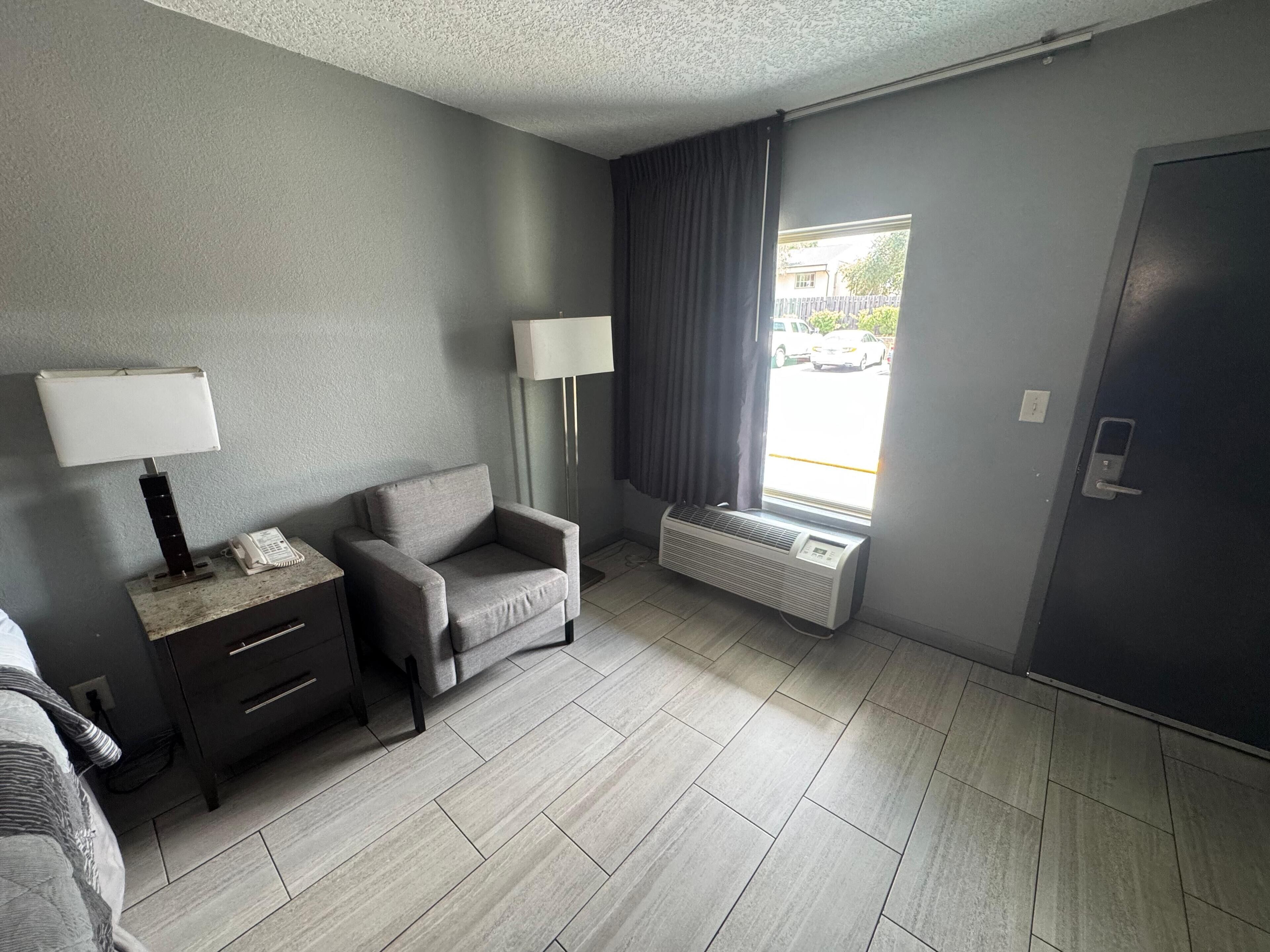 Yhden hengen perushuone | Työpöytä, silitysrauta/-lauta, ilmainen Wi-Fi, vuodevaatteet