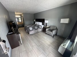 Escritorio, tabla de planchar con plancha, wifi gratis y ropa de cama 