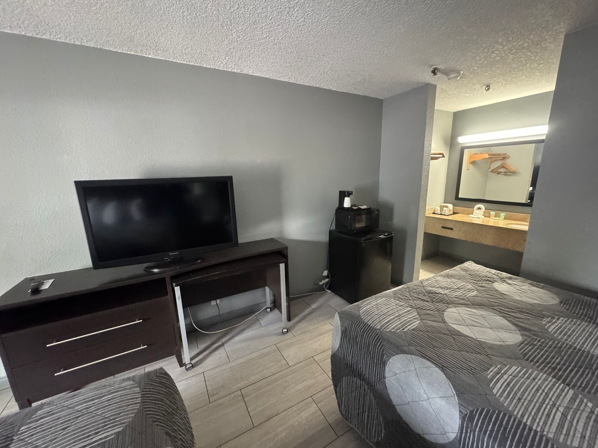 basic single room | desk, iron/ironing board, free wifi, bed sheets