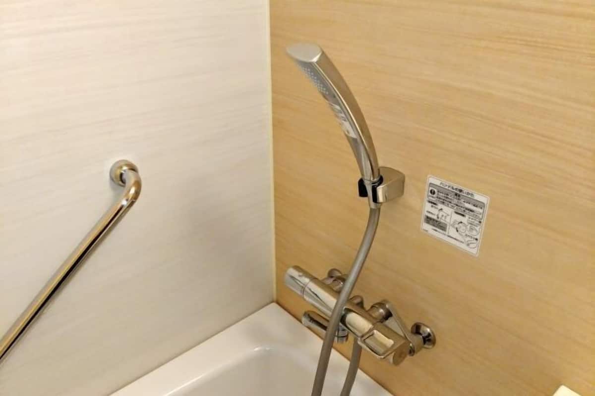 وحدات دش مع أحواض استحمام، مجففات شعر، خف للقدمين