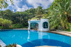 Una piscina al aire libre, tumbonas