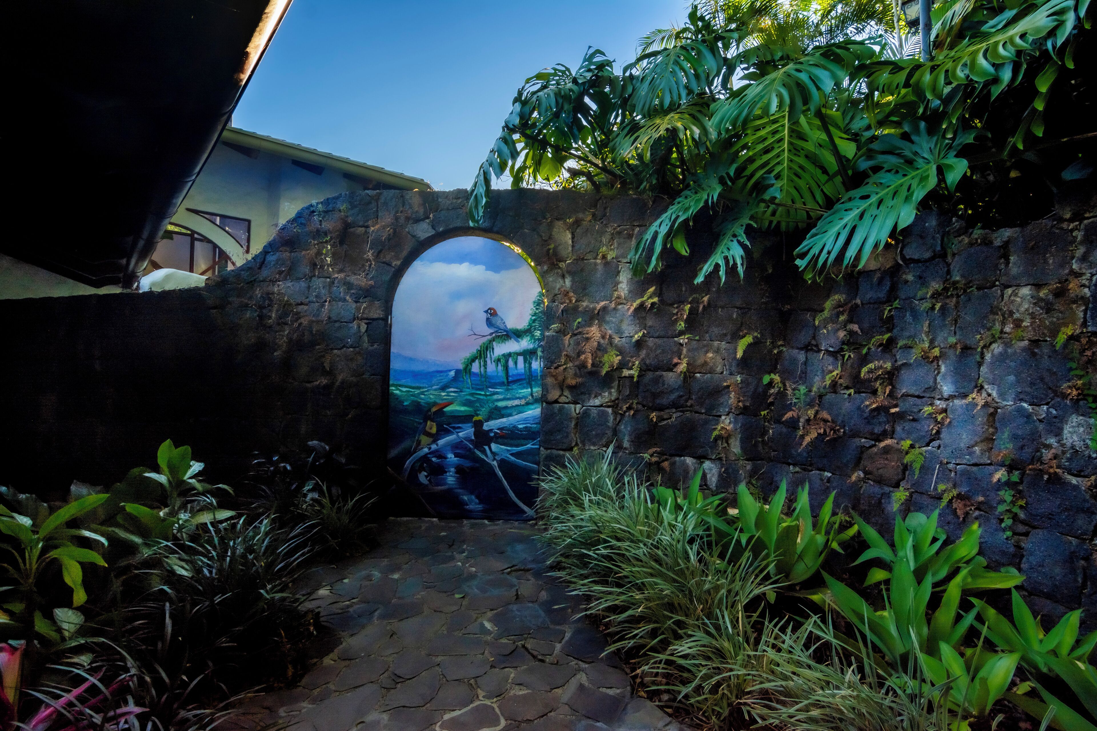 junior suite, 1 king bed | living area