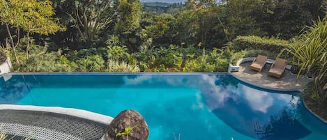 Piscine extérieure, chaises longues