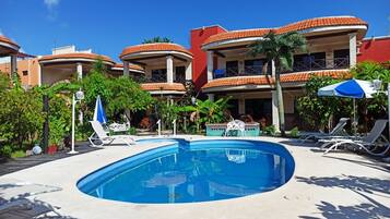 Utendørsbasseng og bassengparasoller