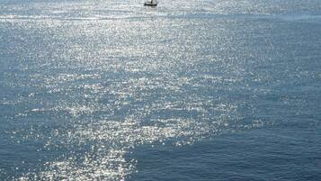 Un velero en un mar tranquilo con horizonte despejado.