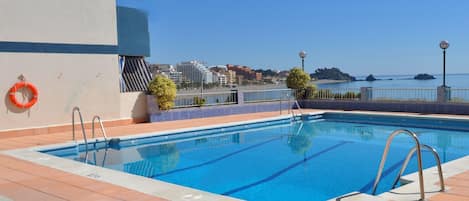 Una piscina al aire libre