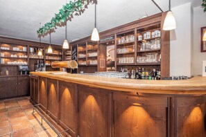 Serveert ontbijt, lunch, diner, regionale gerechten