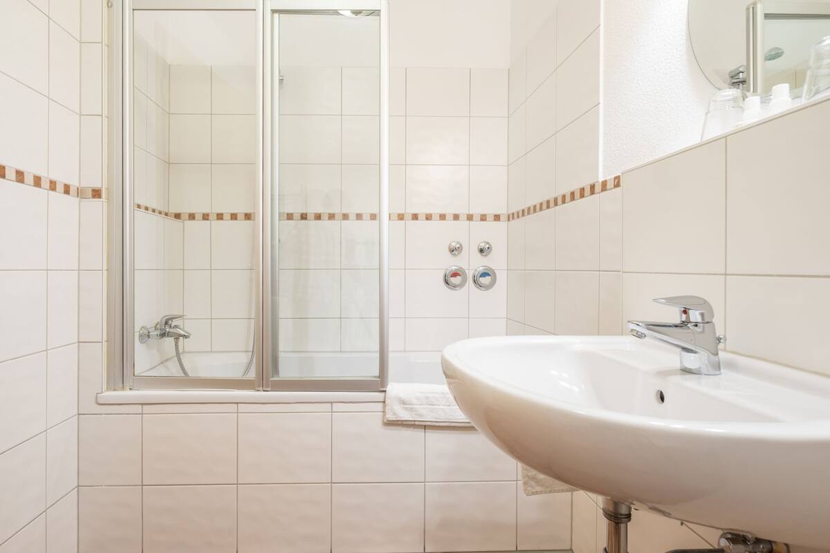 apartment, 1 bedroom | bathroom | shower, hair dryer, towels