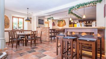 Frühstück, Mittagessen, Abendessen, regionale Küche