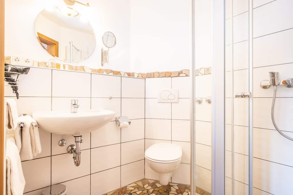 Comfort-Doppelzimmer | Badezimmer | Dusche, Haartrockner, Handtücher