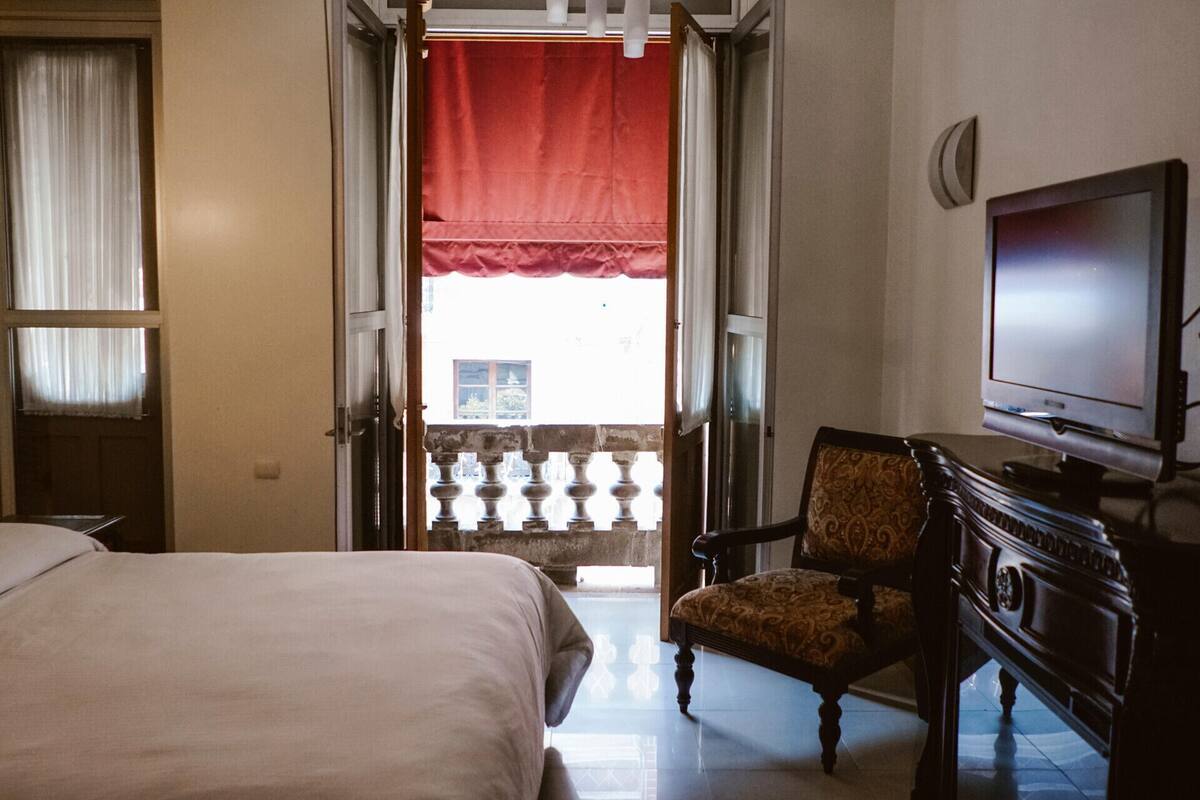 Literie de qualité supérieure, coffres-forts dans les chambres, bureau