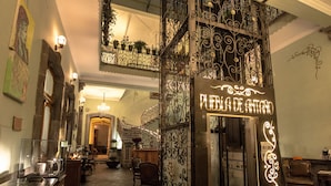 Uma entrada ornamentada com uma placa que diz 'PUEBLA DE ANTO'.