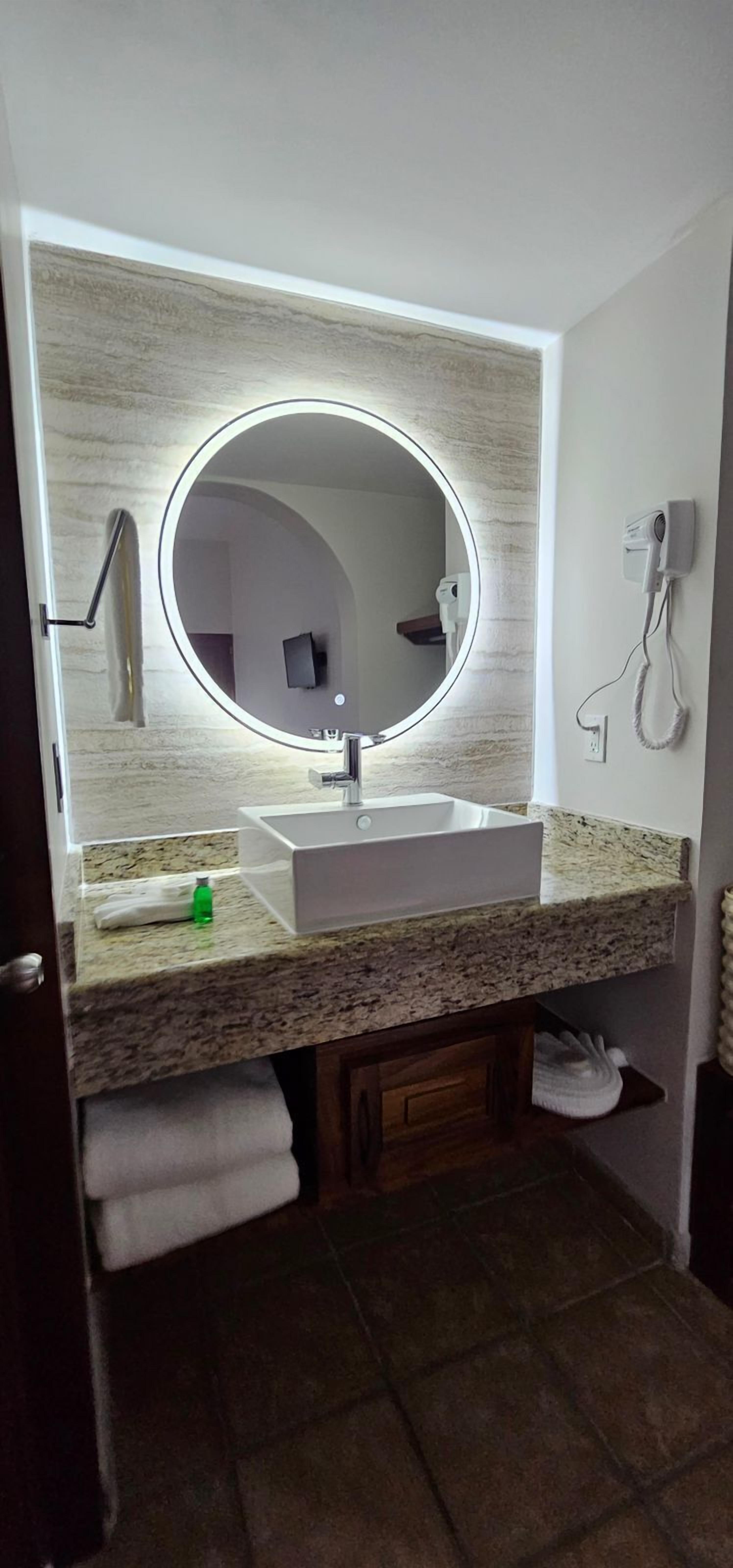 standard suite | bathroom | shower, free toiletries, towels