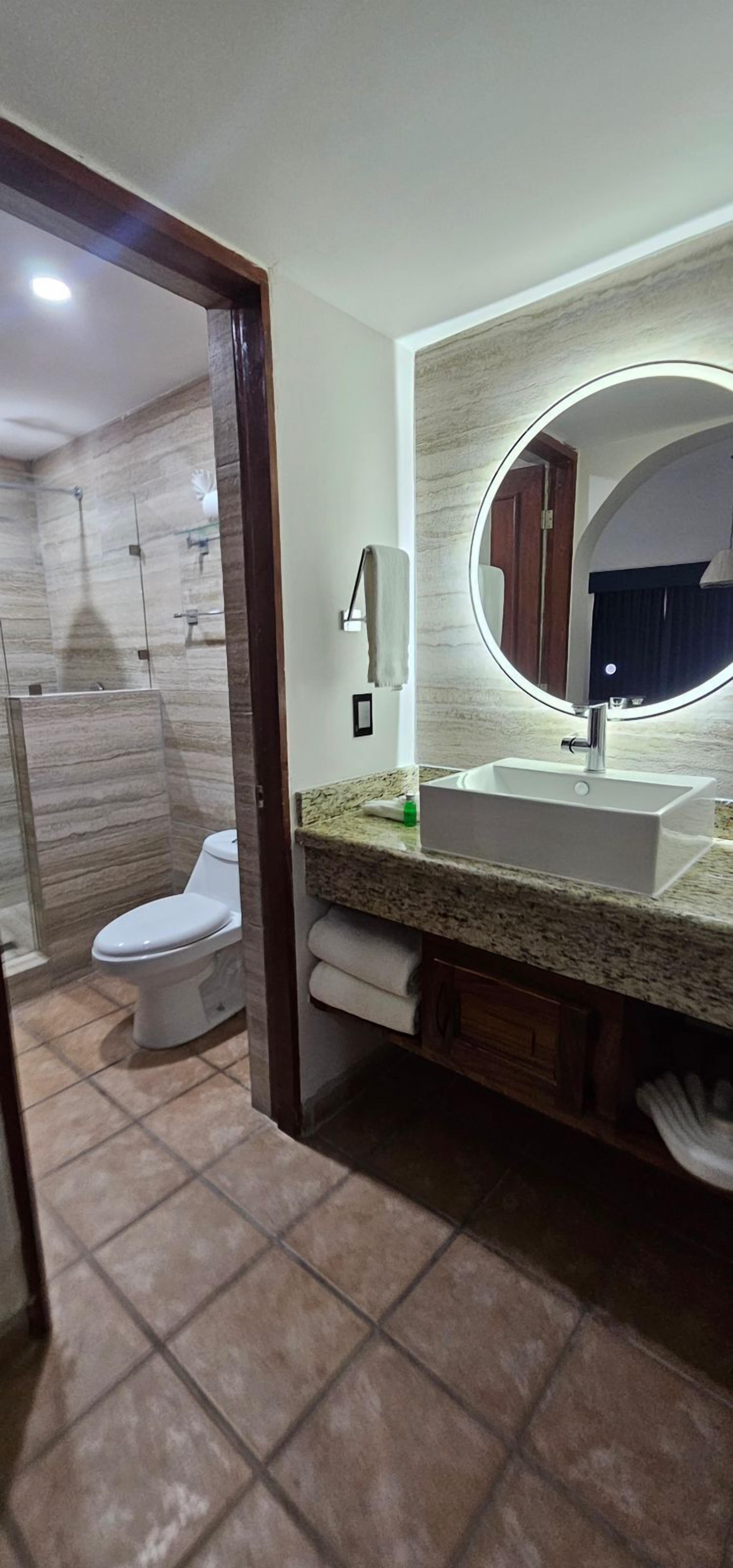 standard suite | bathroom | shower, free toiletries, towels