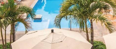 Piscine extérieure, parasols de plage, chaises longues