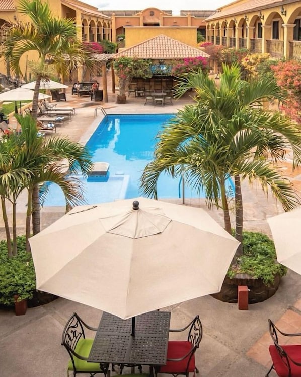 Outdoor pool, pool umbrellas, pool loungers - Hacienda Suites Loreto (Loreto)