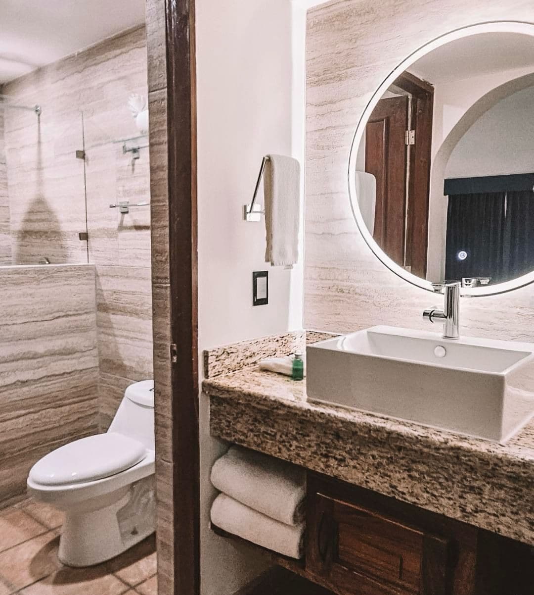 standard suite | bathroom | shower, free toiletries, towels