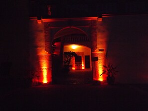 Fachada da propriedade à noite