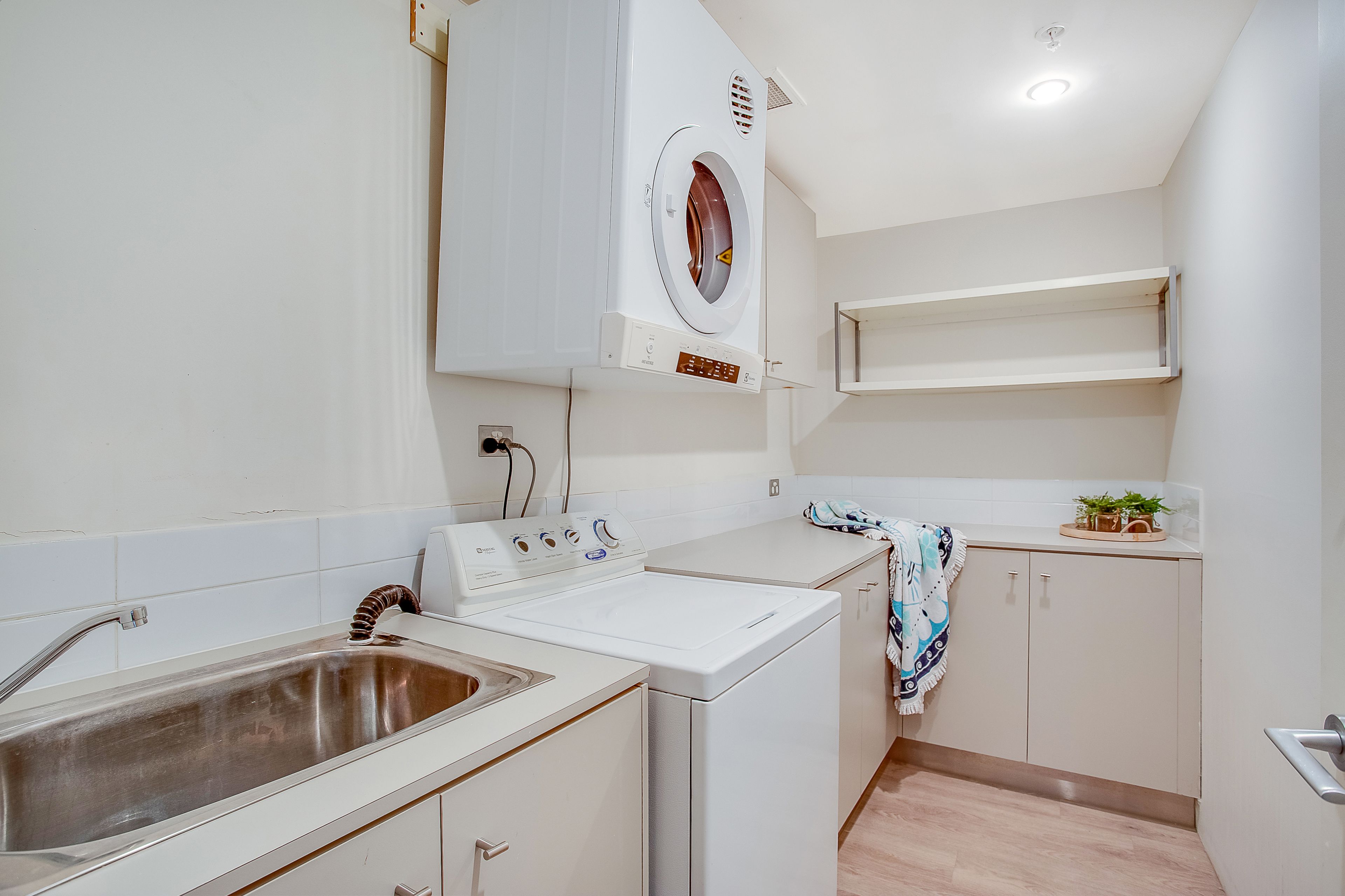 4 bedroom pool access 201  | laundry