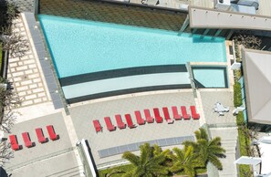 Alberca al aire libre y camastros 