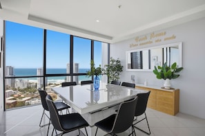 Departamento, 3 habitaciones | Decoración personalizada, muebles diferentes y escritorio 