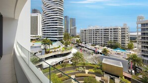 Un hotel moderno con una torre espiral única, varias construcciones y una zona de piscina.