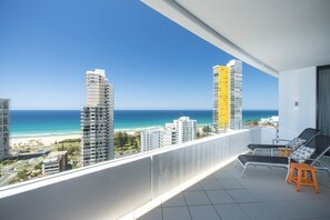 Zimmer (Sky Home - 3 Bedroom Ocean Views) | Balkon