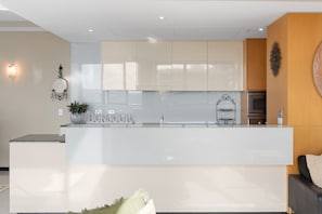 Appartement, 3 chambres, vue piscine | Cuisine privée | Grand réfrigérateur, micro-ondes, four, plaque de cuisson