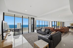Sky Home - 3 Bedroom Ocean Views | Individually decorated, individually furnished, desk, laptop workspace - Aria Apartments (Broadbeach)