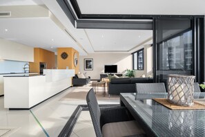Appartement, 3 chambres, vue piscine | Coin séjour | Télévision à écran plat de 55 pouces avec chaînes par satellite
