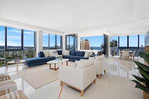 Penthouse (4 Bedroom Sub Penthouse - Ocean Views) | Coin séjour | Télévision à écran plat de 55 pouces avec chaînes par satellite