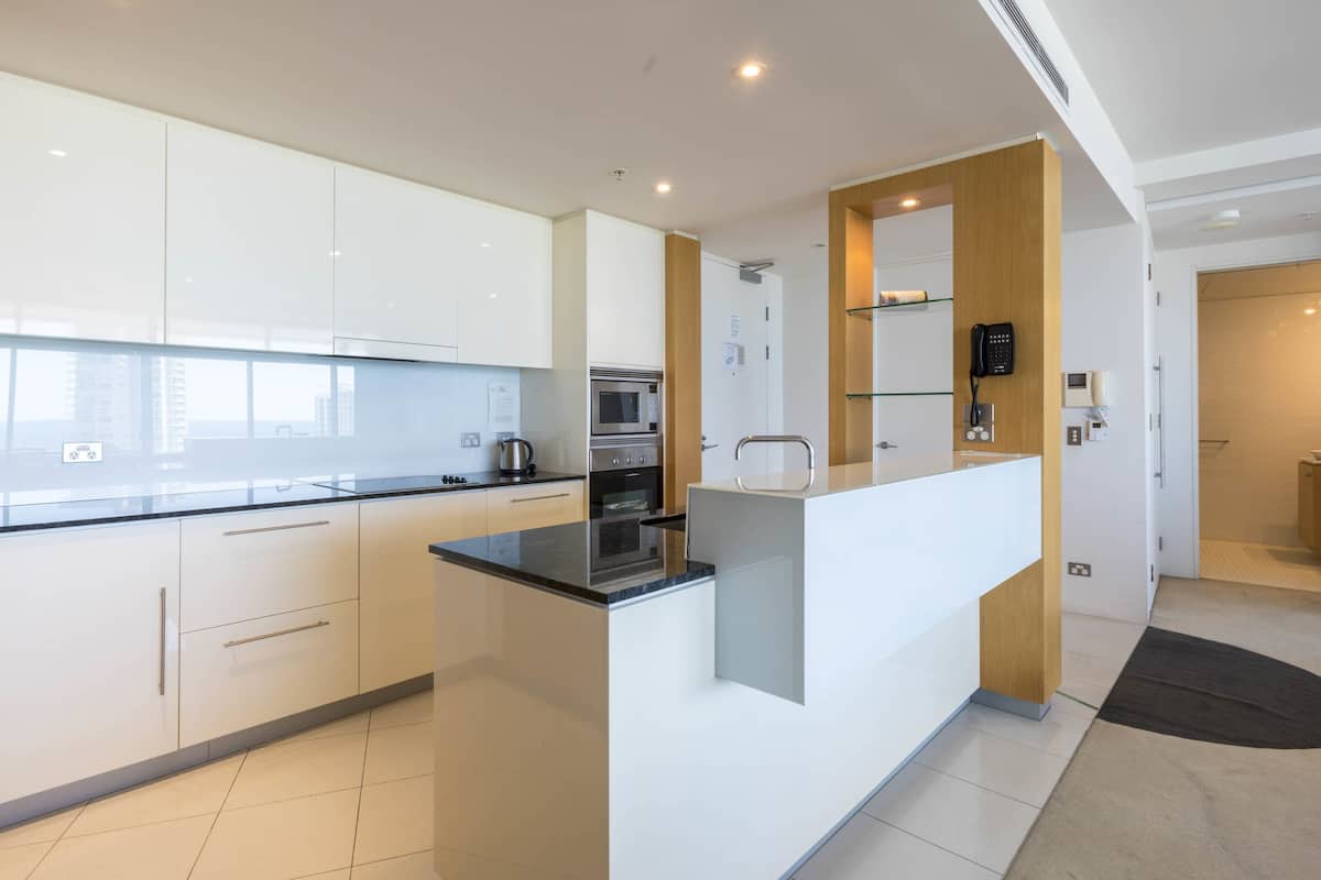 full-sized fridge, microwave, oven, stovetop